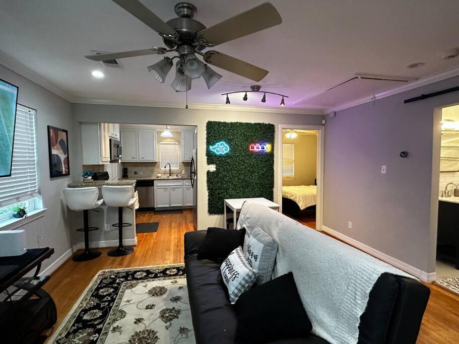 Townhouse Near Midtown Apartment Хюстън Екстериор снимка