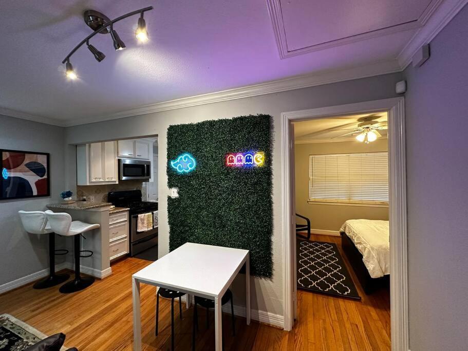 Townhouse Near Midtown Apartment Хюстън Екстериор снимка